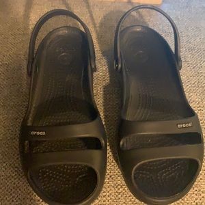 Black Crocs strapped sandals. Size 8. Worn a few times. Good condition.